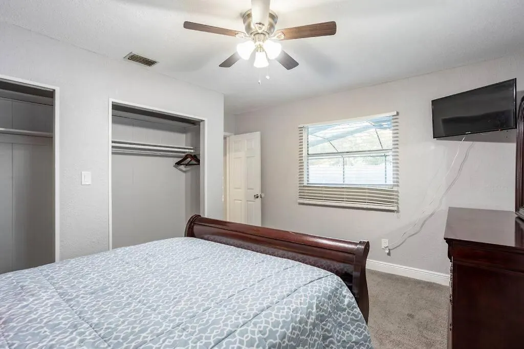 Holiday home Entirehouse W/Bush Garden View_Private Heated Pool Villa Tampa